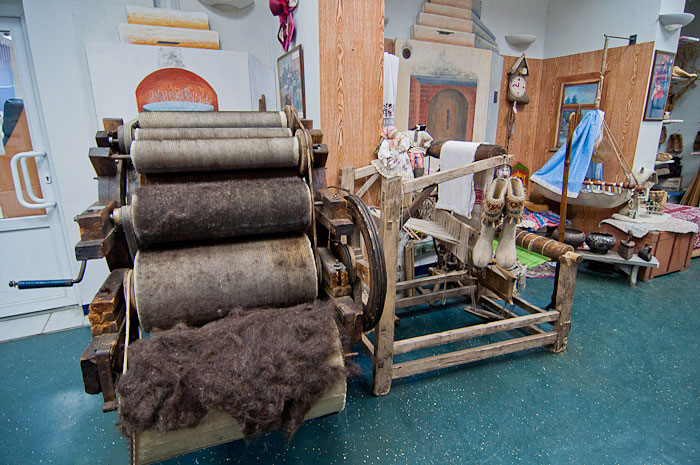 Станки для шерсть. Шерстобитный станок 19 века. Машина для валяния валенок. ВАЛЯЛЬНЫЙ станок для шерсти. Станки для производства Войлока.